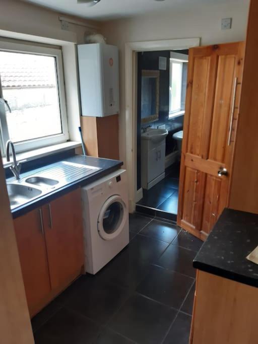 Medway Getaway - 3 Bed Home With Luxury Bathroom チャタム エクステリア 写真