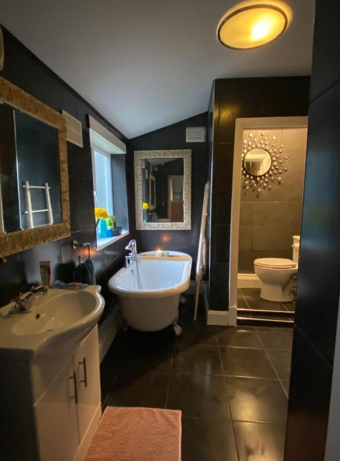 Medway Getaway - 3 Bed Home With Luxury Bathroom チャタム エクステリア 写真