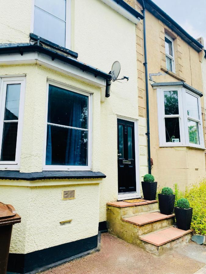 Medway Getaway - 3 Bed Home With Luxury Bathroom チャタム エクステリア 写真