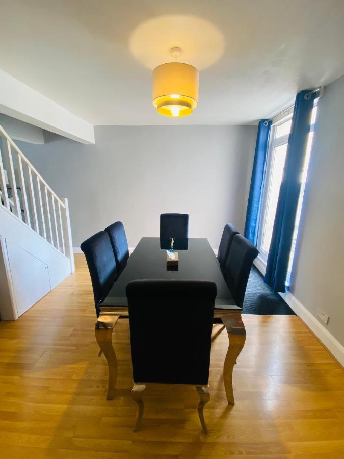 Medway Getaway - 3 Bed Home With Luxury Bathroom チャタム エクステリア 写真